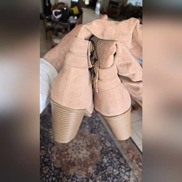 Boots Size 8 - Picture 3 of 6